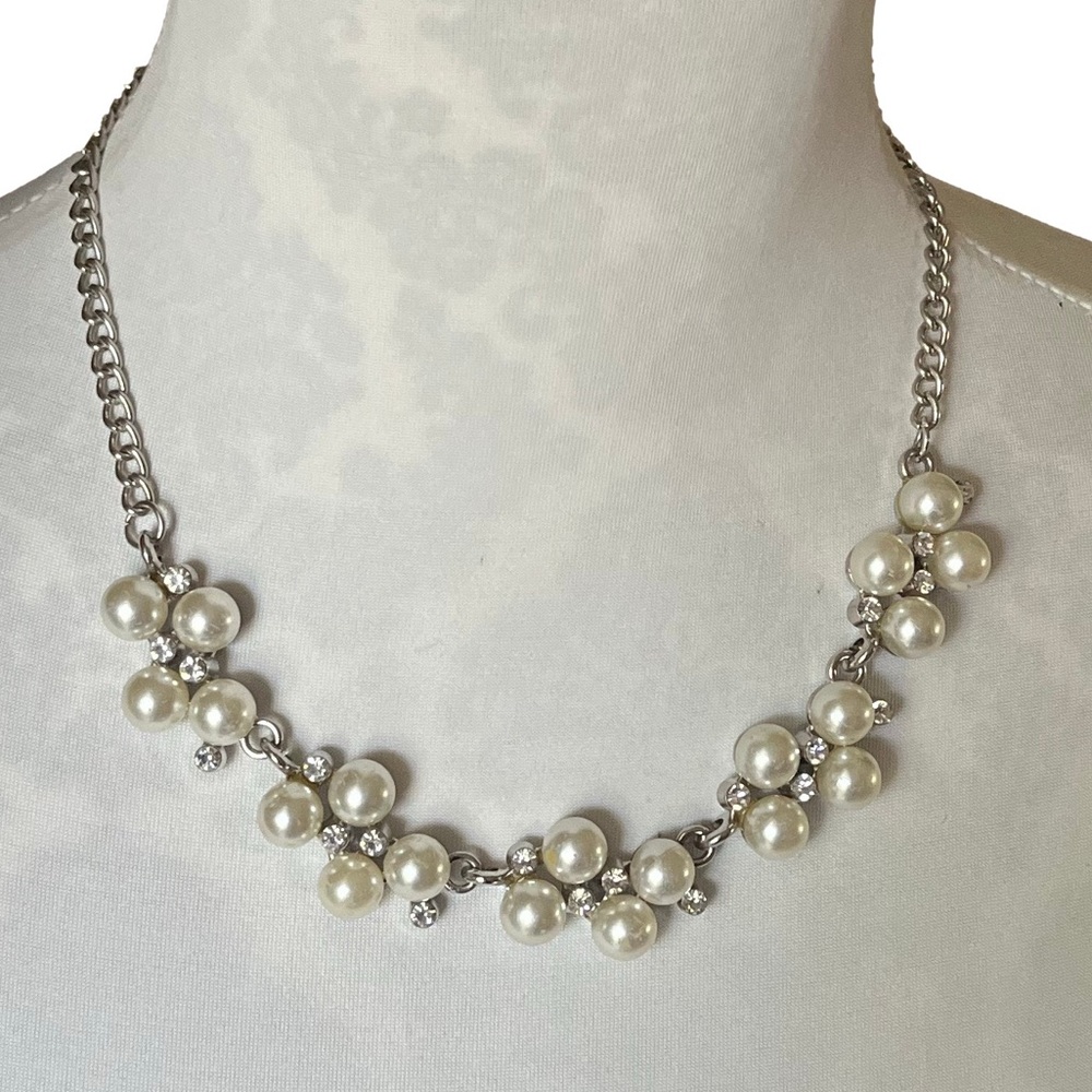 Elegant Faux Pearl Cluster Statement Necklace with Rhinestones - Picture 2 of 7